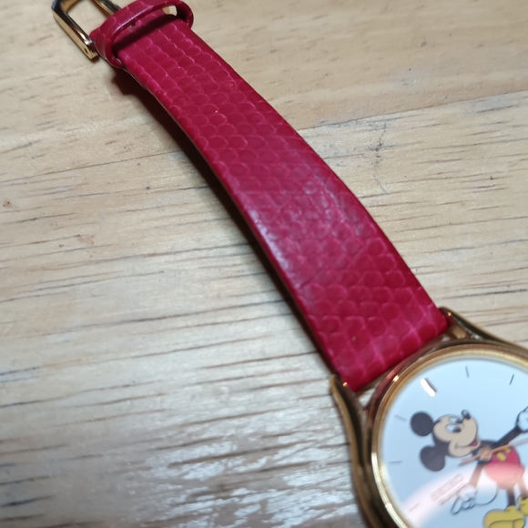X RARE Seiko Ladies Mickey Mouse watch. 25mm Gold tone case 3 hand movement. - Picture 6 of 12